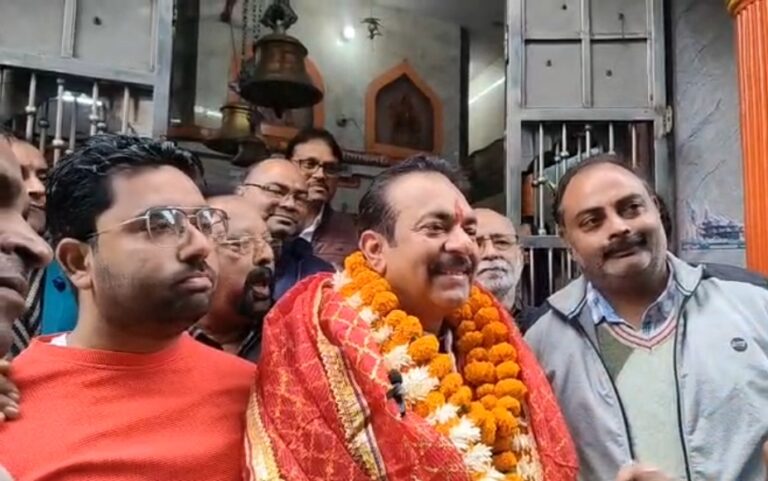 कांग्रेस प्रत्याशी संदीप सहगल ने लिया मां मंशा देवी का आशीर्वाद