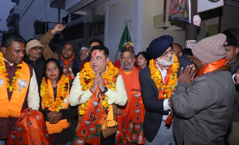 जनसंपर्क में भाजपा मेयर प्रत्याशी के हक में मांग रहे वोट, मिल रहा बाली को मतदाताओं का आशीर्वाद