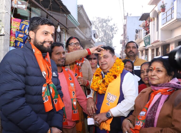 भाजपा मेयर प्रत्याशी दीपक बाली का तिलक लगाकर जनता दें रही आशीर्वाद,मिल रहा स्नेह