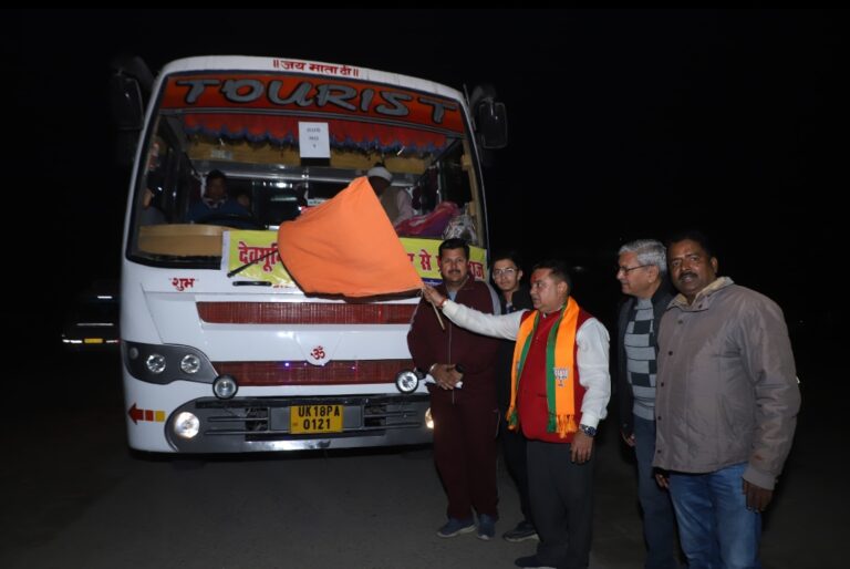 कुंभ जाने वाली 3 बसों को दीपक बाली ने किया रवाना