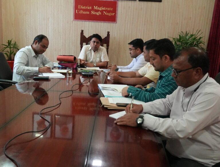 जिलाधिकारी ने आपदा व मानसून के दौरान सभी आधिकारियों को अलर्ट मोड़ पर रहने के दिये निर्देश