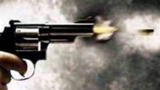 देखिए कहां चली गोली,गोली चलाने से पहले खुद को लगी गोली,घटना कैमरे में कैद