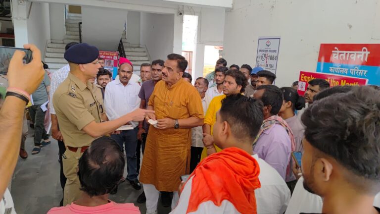 विवाहिता के हत्यारों की गिरफ्रतारी नहीं होने से नाराज पीलीभीत के लोगों ने एसएसपी कार्यालय पहुंचकर सांकेतिक विरोध किया
