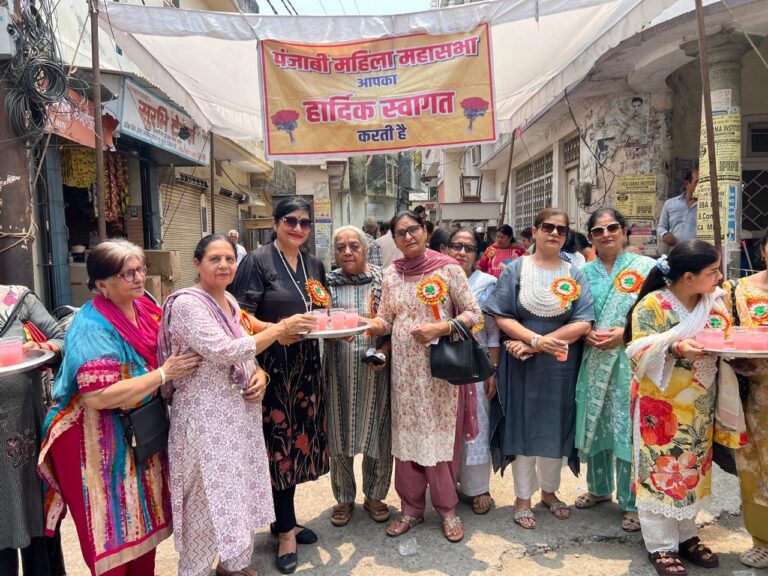 पंजाबी महिला महासभा द्वारा शरबत वितरण किया गया