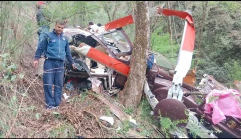 केदारनाथ मार्ग गौरीकुंड के पास हेलीकॉप्टर क्रैश,पांच लोगों की मौत