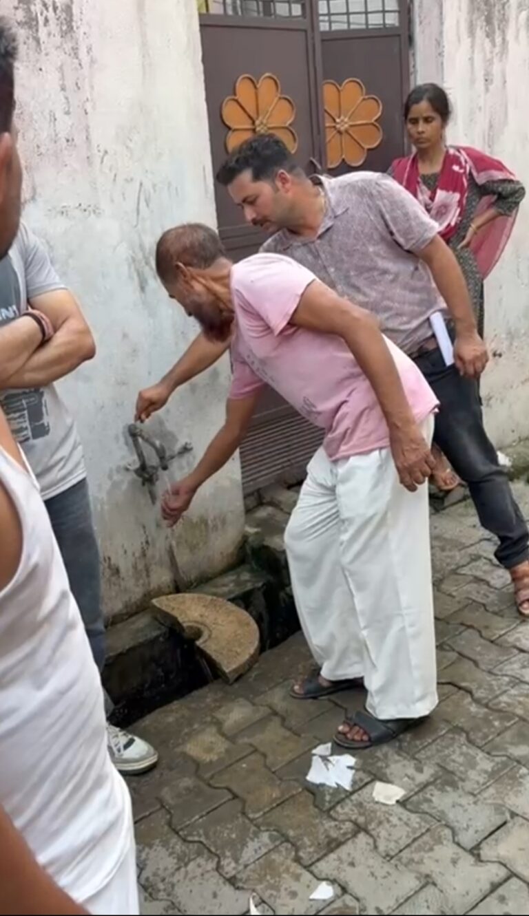 सितारगंज क्षेत्र में फैल डायरिया को लेकर जल संस्थान की टीम ने की जल की जांच