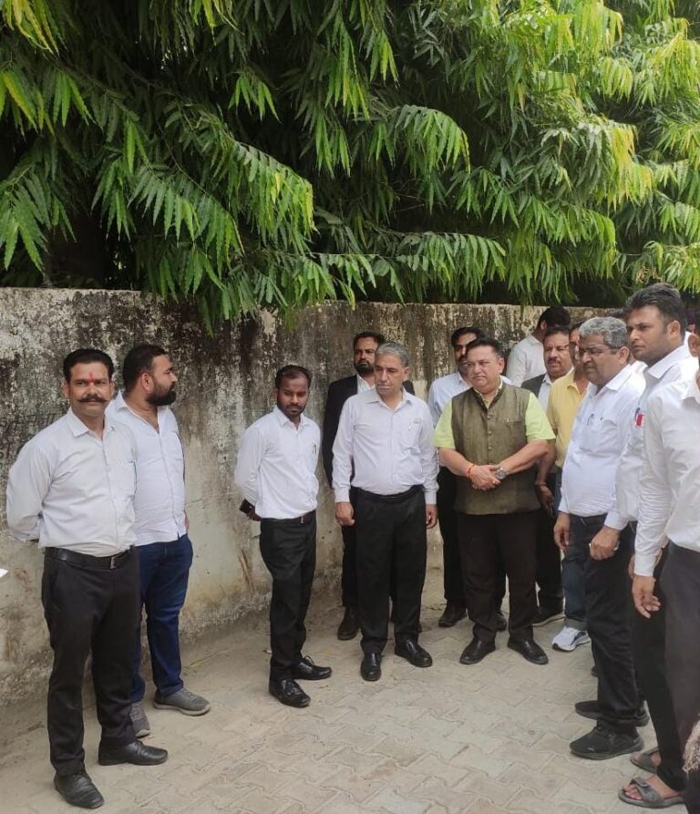 नगर निगम महापौर,आईजीएल एवं चाहत एनजीओ द्वारा अधिवक्ता चैंबर्स परिसर में वाटर एटीएम लगाया गया