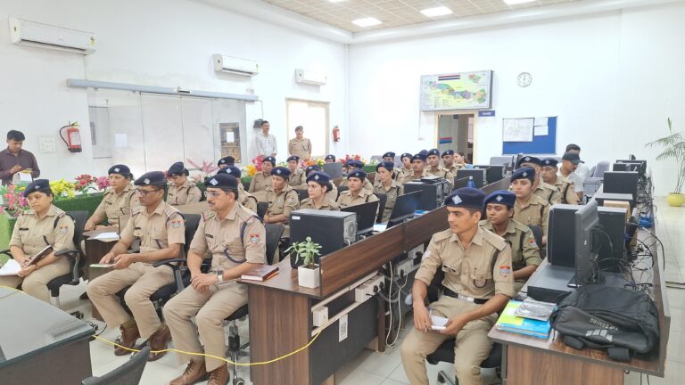 एस एस पी मणिकांत मिश्रा ने इंटीग्रेटेड कमांड कंट्रोल सेंटर रुद्रपुर का निरीक्षण किया
