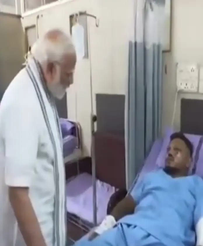 अहमदाबाद मे घायल व्यक्ति से मिले प्रधानमंत्री नरेंद्र मोदी –