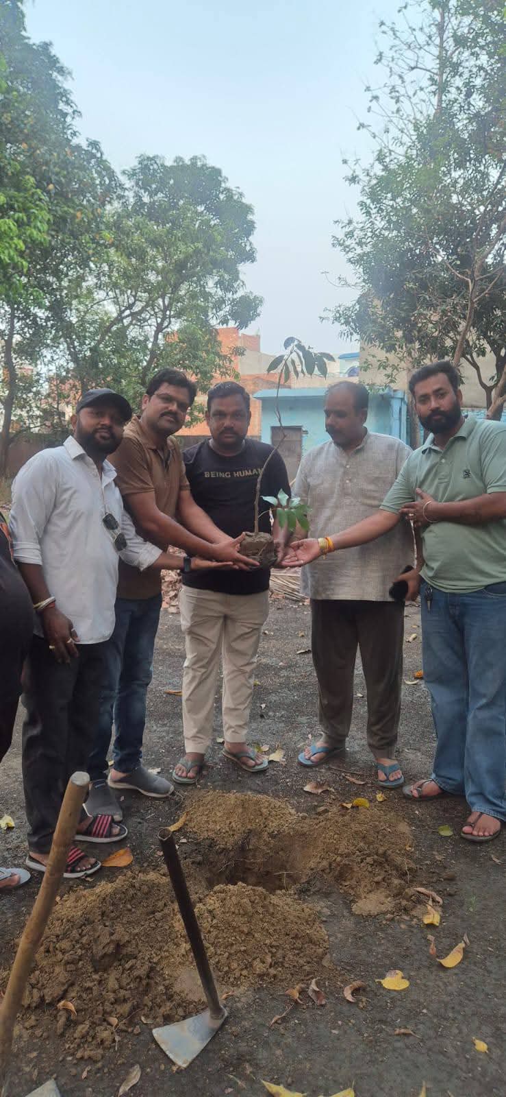भाजपा कार्यकर्ताओं ने विमान दुर्घटना में दिवंगत के लिए पौधा लगाकर श्रद्धांजलि अर्पित की