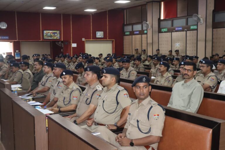 एसएसपी उधम सिंह नगर मणिकांत मिश्रा ने की मासिक अपराध गोष्ठी: उत्कृष्ट कार्य करने वाले पुलिसकर्मी सम्मानित, लंबित मामलों के शीघ्र निस्तारण के निर्देश