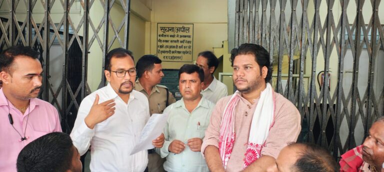 रुद्रपुर टेंपो चालकों ने अपनी मांगों को लेकर सुब्रत विश्वास के नेतृत्व में आरटीओ ऑफिस और एसपी ऑफिस का घेराव