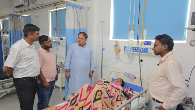 महापौर ने जिला अस्पताल पहुंचकर घायलों का जाना हाल