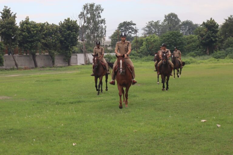 एसएसपी मणिकांत मिश्रा के नेतृत्व में पुलिस लाइन रुद्रपुर में शुक्रवार की परेड ; दृढ़ संकल्प और दक्षता का प्रदर्शन ।