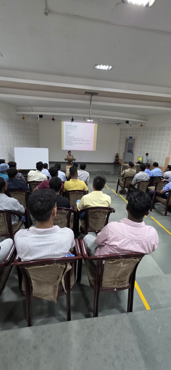 एसएसपी मणिकांत मिश्रा के निर्देशन में साइबर सेल द्वारा जनजागरुकता अभियान के माध्यम से साइबर सुरक्षा के प्रति किया जागरूक।