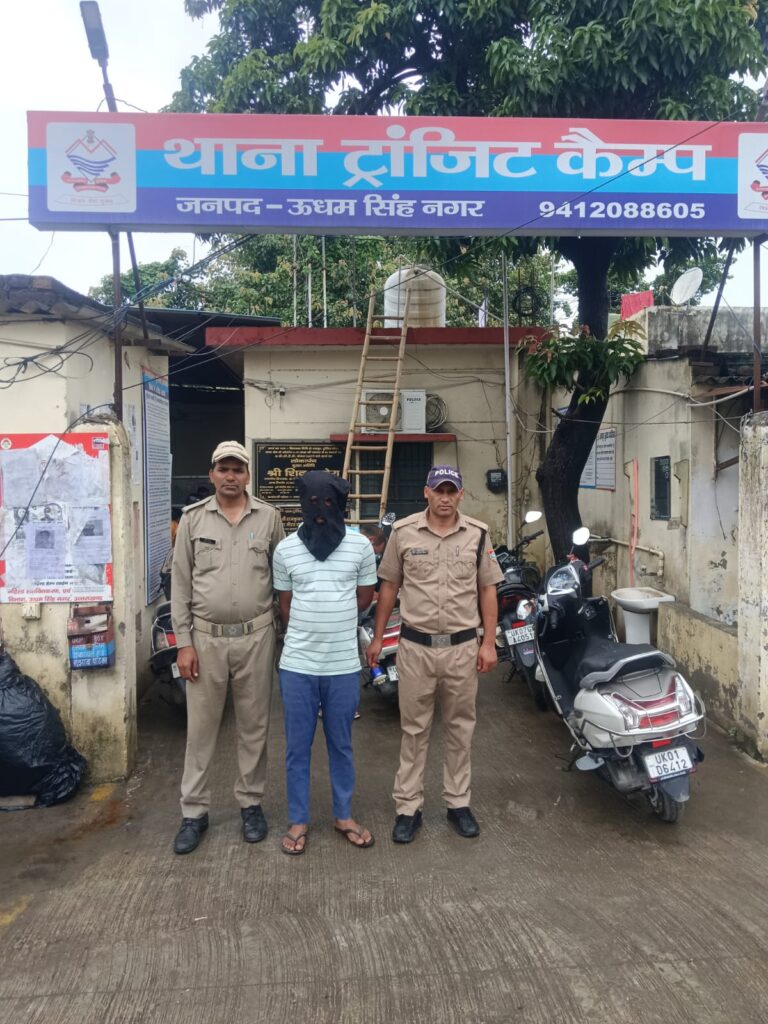 मुकेश ज्वेलर्स की दुकान से लूटी हुई सोने की चेन के आरोपी को पुलिस ने किया गिरफ्तार ,, थाना ट्रांजिट कैंप पुलिस ने मात्र कुछ ही घंटे में किया लूटी हुई चेन का खुलासा