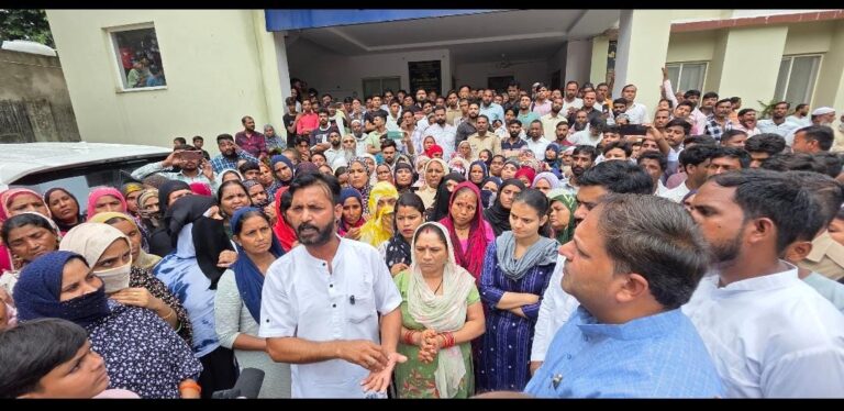 नोटिस से भयभीत पहाड़गंज वासियों ने महापौर से लगाई गुहार