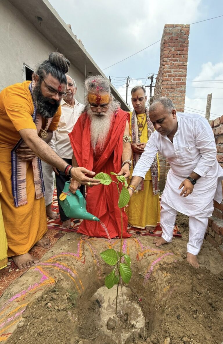 मां की स्मृति में चुघ परिवार ने शुरू किया पौधारोपण