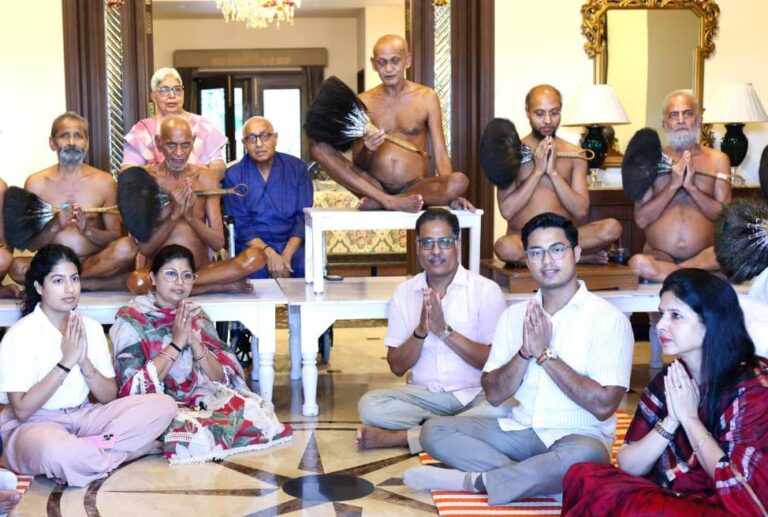टीएमयू के कुलाधिपति परिवार को मिला आचार्यश्री वसुनंदी जी का मंगल आशीर्वाद