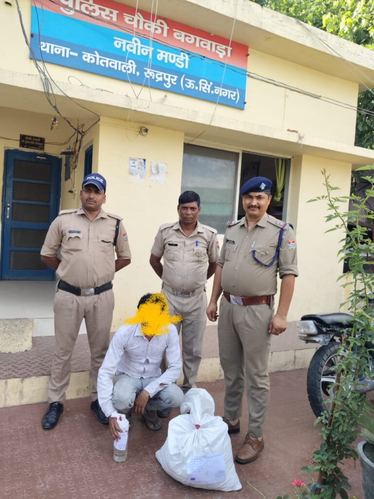 पुलिस ने चेकिंग के दौरान पकड़ी अबैध कच्ची शराब, एक युवक को किया गिरफ्तार