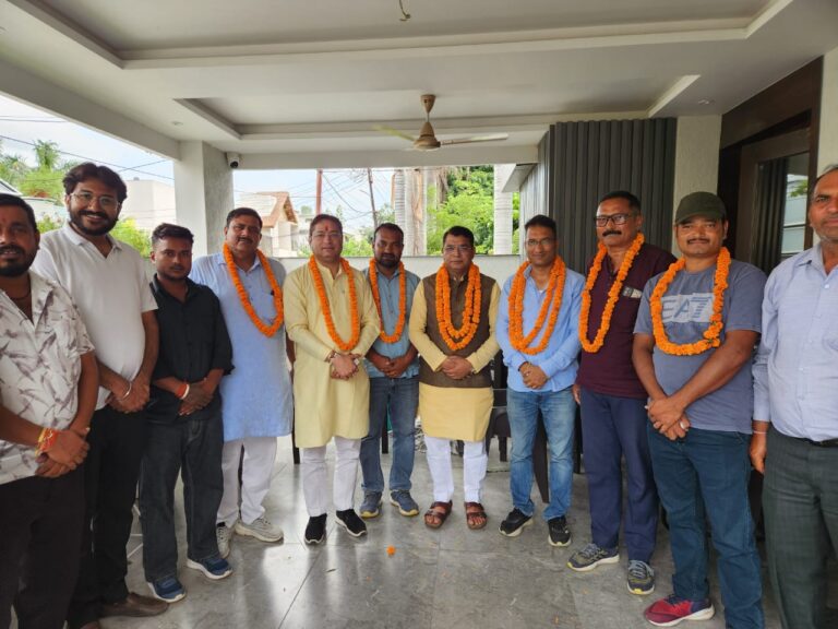 छतरपुर से निर्विरोध प्रधान बनने हरीश भट्ट ने विधायक शिव अरोरा के आवास पहुंचकर जताया आभार! विधायक अरोरा बोले हरीश भट्ट का निर्विरोध प्रधान बनना लोकतंत्र के लिये सुखद पहल