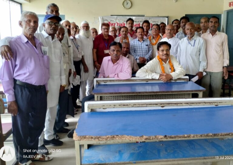 पूर्वोत्तर रेलवे पेंशनर्स एसोसिशन काशीपुर शाखा की मासिक बैठक रेलवे स्कूल प्रांगण में हुई