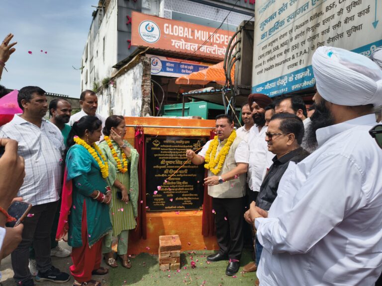 महापौर दीपक बाली ने ग्लोबल हॉस्पिटल से मैनर होटल तक सड़क के दोनों ओर इंटरलॉकिंग टाइल्स फिक्सिंग कार्य की शुरुआत की