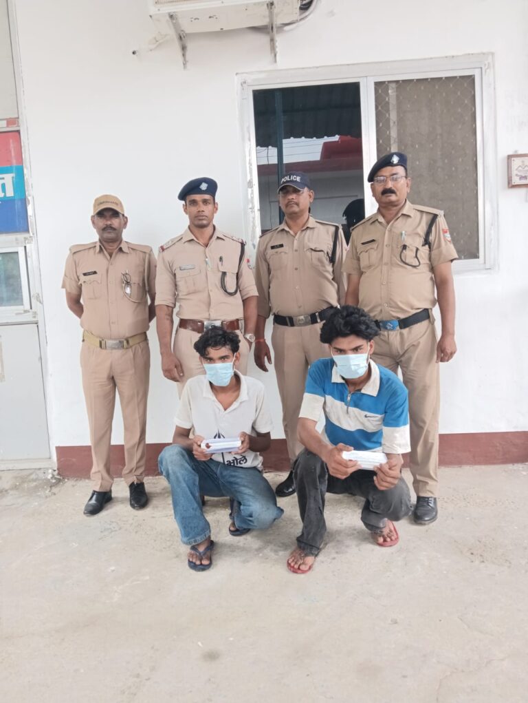 रामपुरी चाकू  के साथ दो युवक को पुलिस ने किया गिरफ्तार