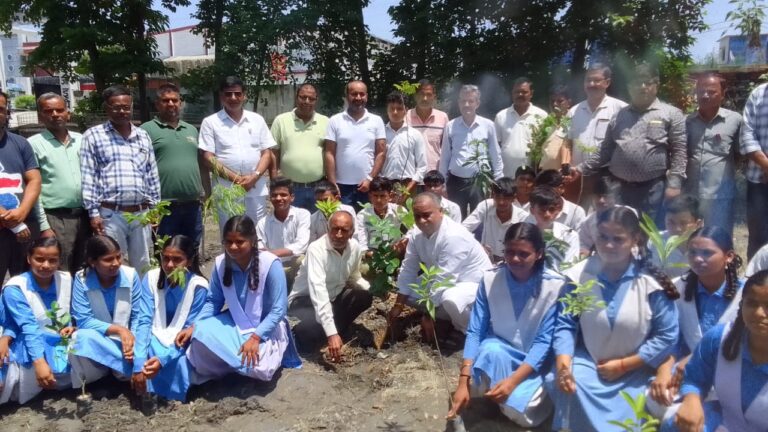 एक पेड़ मां के नाम के तहत विद्यालय में पौधारोपण