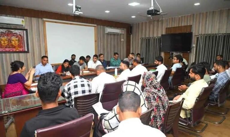 हल्द्वानी_डीएम वंदना ने वार्ड 21-40 के पार्षदों से लिया फीडबैक, बड़ी समस्याओं के जल्द समाधान के निर्देश
