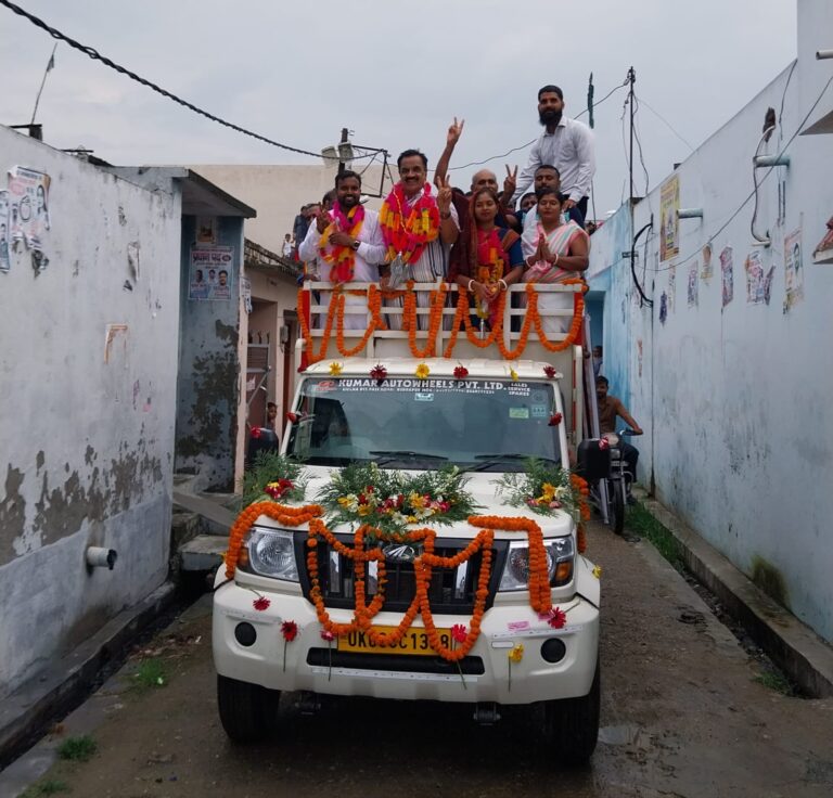 जिला पंचायत सदस्य बनने के बाद क्षेत्र में पूर्व विधायक राजकुमार ठुकराल ने समर्थकों के साथ निकाला भव्य विजय जुलूस