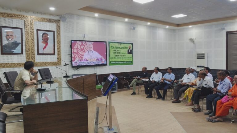 जनपद में प्रधानमंत्री किसान सम्मान निधि की 20 वीं किस्त का लाभ कृषकों को सीधे उनके खाते में हस्तांतरण माननीय प्रधानमंत्री नरेन्द्र मोदी के द्वारा वाराणसी से किया गया