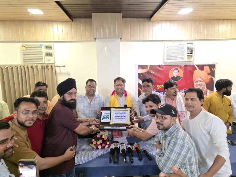 ई रिक्शा चालकों ने महापौर को किया सम्मानित