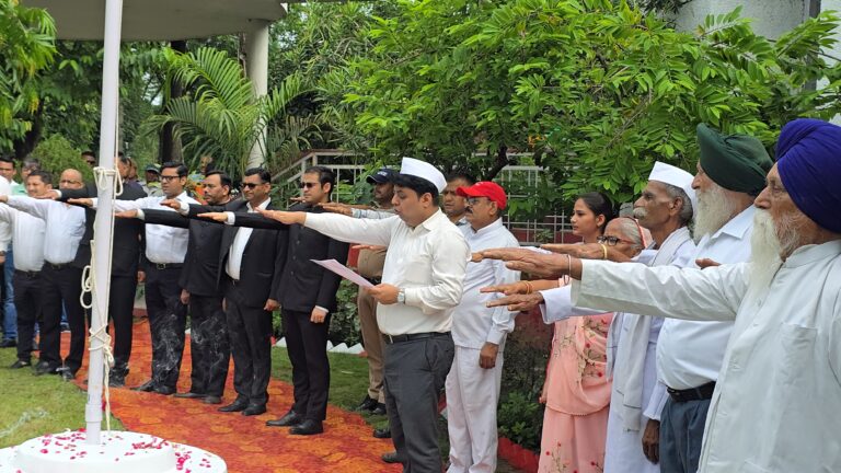 79वां स्वतंत्रता दिवस राष्ट्रीय पर्व पर जिलाधिकारी ने किया ध्वजारोहण