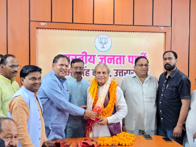 महापौर विकास शर्मा ने दर्जा राज्य मंत्री डॉ. विनय कुमार रुहेला का किया स्वागत