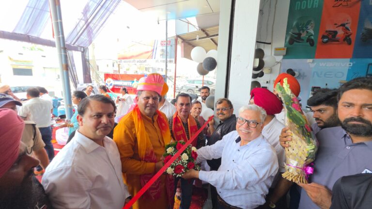 महापौर ने किया कपूर ट्रेडर्स का उद्घाटन
