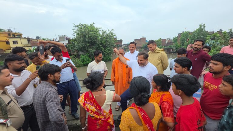 महापौर ने जलभराव का लिया जायजा हरसंभव मदद का दिलाया भरोसा
