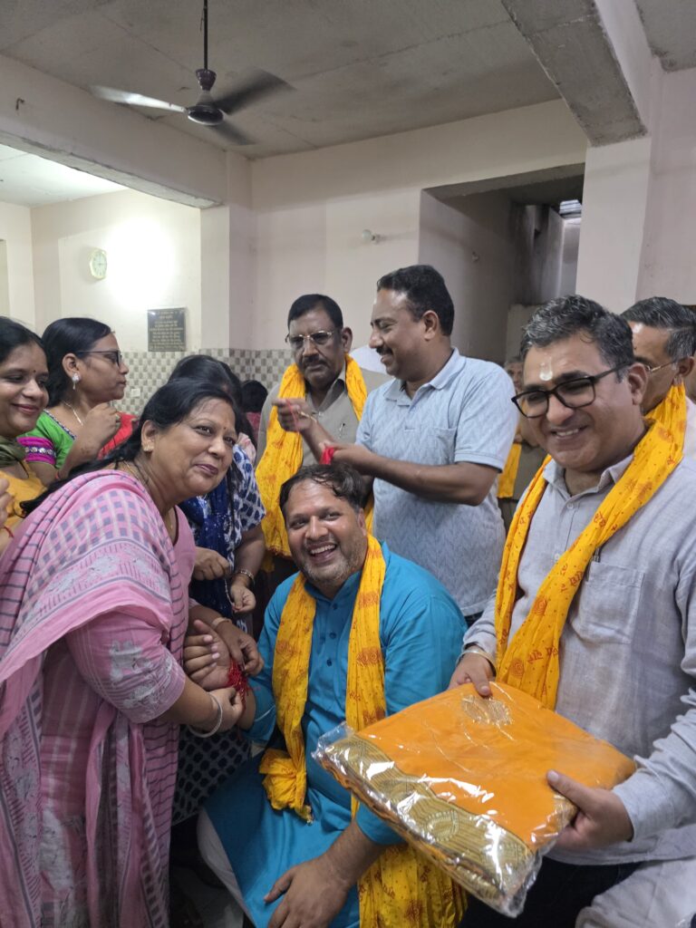 महिलाओं ने महापौर को बांधी राखी – लंबी उम्र और समृद्धि की दी शुभकामनाएं – महापौर ने उपहार देकर निभाया फर्ज