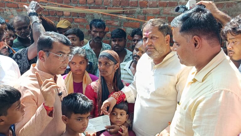 मृतक सूरज के परिवार को आपदा मद से चार लाख का सहायता चैक प्रदान किया गया।