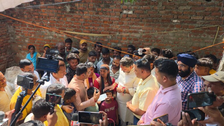 कल्याणी नदी में बहे किशोर के परिवार को सौंपा चार लाख का चेक