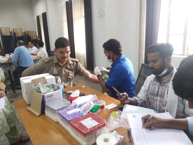 मुख्य चिकित्सा अधिकारी द्वारा जिला न्यायालय परिसर लगा निशुल्क स्वास्थ्य शिविर