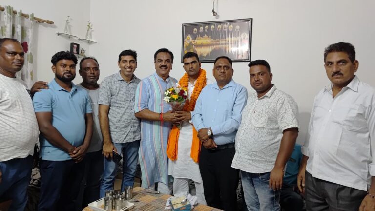 कीरतपुर के नवनिर्वाचित ग्राम प्रधान आशीष यादव तथा ग्राम बरी राई की नवनिर्वाचित प्रधान प्रेमवती के प्रतिनिधि एवं पति महेन्द्र सिंह सैनी ने पूर्व विधायक राजकुमार ठुकराल से शिष्टाचार भेंट की