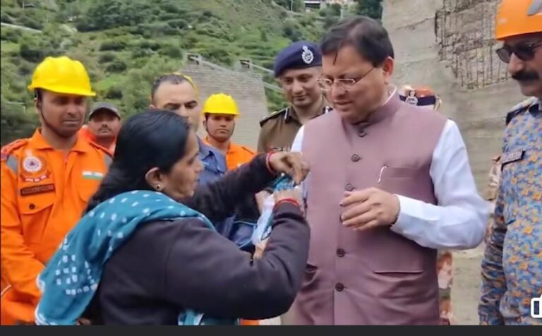 भावुक क्षण: आपदा में बहन ने सीएम को साड़ी के पल्लू से बांधी राखी