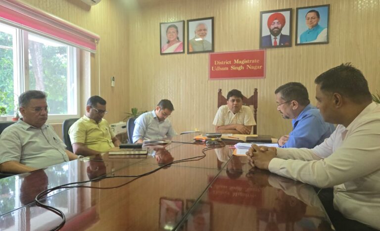जिलाधिकारी नितिन सिंह भदौरिया ने कहा कि पड़ोसी राज्य उत्तर प्रदेश के जनपद रामपुर के अन्तर्गत विकास खण्ड विलासपुर के कुछ ग्रामों में बर्ल्ड फ्लू (H5N1 Avian Influenza Virus) के प्रकरण संज्ञान में आया है, इसलिए जनपद में विशेष सर्तकता सुनिश्चित किये जाने हेतु उत्तर प्रदेश से जनपद मेें कुक्कुट, पक्षियों, कुक्कुट मांस, अण्डा आदि परिवहन कर लाये जाने पर एक सप्ताह की अवधि तक रोक लगायी जाती है।