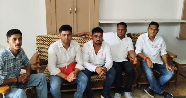 पढ़िए .. नैनीताल में अपहृत जिला पंचायत सदस्यों ने अपने आपको सुरक्षित बताया   विडियो जारी कर अपनी कुशलता की जानकारी दी  नैनीताल  14 अगस्त की सुबह जिला पंचायत अध्यक्ष व उपाध्यक्ष के चुनाव के दौरान जिला पंचायत कार्यालय के निकट से बलपूर्वक उठाये गए जिला पंचायत सदस्यों ने नाटकीय  घटनाक्रम में एक वीडियो जारी किया  कर अपने आपको सुरक्षित  बताया है उन्होंने कहा वे सुरक्षित  है उनके अपहरण की घटना झूठी है  वीडियो में आप सुन सकते है की उनका कहना है की  वे सभी अपनी मर्जी से घूमने गए हैं और उनके बारे में मीडिया और  अन्य माध्यमों से दुष्प्रचार किया जा रहा है सभी जिला पंचायत  सदस्यों ने अपहरण की घटना से साफ इंकार  किया है उन्होंने अपने परिजनों से भी चिंता न करने की भी बात कही है  साथ ही सभी के एफिडेविट भी कोर्ट में प्रस्तुत हो चुके है।    इन जिला पंचायत सदस्यों में दीगर मेवाड़ी, विपिन जंतवाल, दीपक बिष्ट, तरुण शर्मा व प्रमोद कोटलिया शामिल हैं आपकी बात से कांग्रेस के धरना प्रदर्शन  के बाद पुलिस ने इन्हें आज रात तक उनके घर पहुंचाने का वायदा किया  वीडियो जारी होने के बाद पुलिस ने राहत की सांस ली है