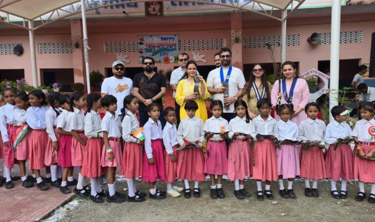 राउंड टेबल ने स्वतंत्रता दिवस पर सनातन धर्म कन्या इंटर कॉलेज में दो कक्ष के निर्माण की घोषणा की