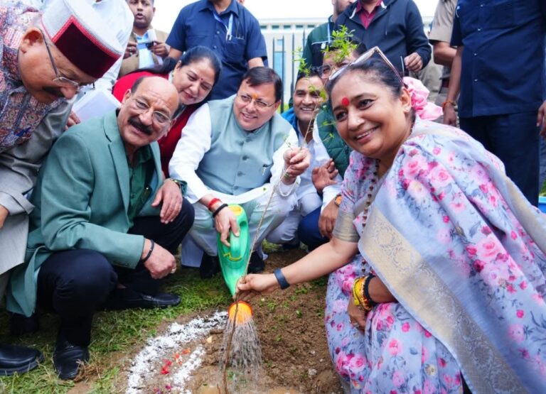 मुख्यमंत्री  पुष्कर सिंह धामी और विधानसभा अध्यक्ष  ऋतु खंडूडी भूषण ने गैरसैंण (भराड़ीसैंण) में “एक पेड़ माँ के नाम” अभियान के तहत पौधा रोपण किया।