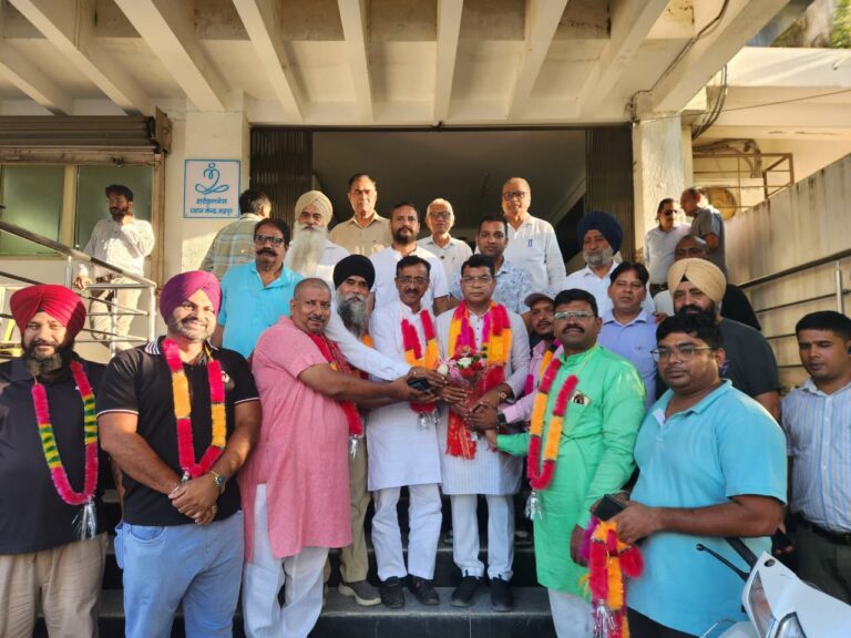 फाजलपुर महरौला क्षेत्र के लोगो ने विधानसभा सत्र मे उच्च न्यायलय के स्थगन आदेश पर मजबूत पैरवी व सरकार द्वारा नीति बनाने के विषय को विधायक शिव अरोरा द्वारा सदन मे उठाये जाने पर उनके कार्यालय पहुंचकर आभार जताया