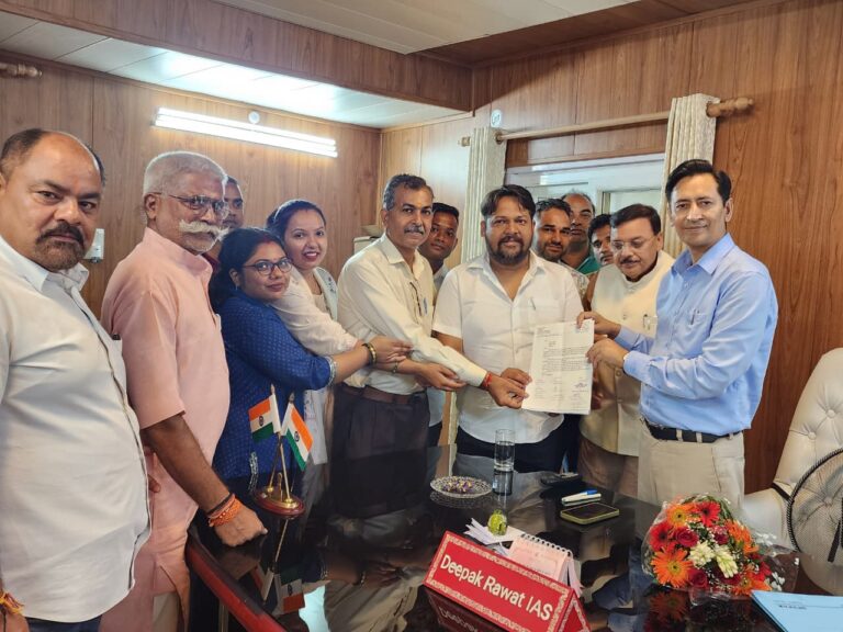 पूर्व विधायक राजेश शुक्ला ने कुमाऊं आयुक्त दीपक रावत से की मुलाकात, नगला नगर पालिका क्षेत्र से जुड़े भूमि सीमांकन विषयों पर हुई चर्चा