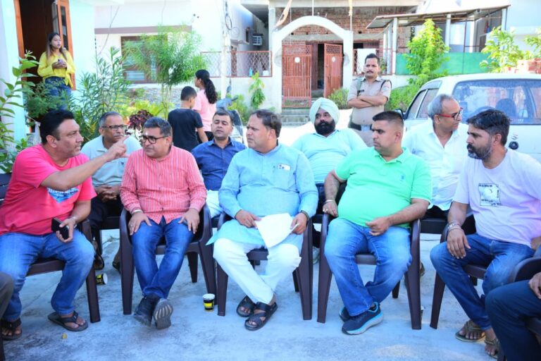 श्याम होम्स कालोनी के पीड़ित परिवारों के साथ नहीं होगा अन्याय: विकास शर्मा – महापौर ने पीड़ित परिवारों से की मुलाकात